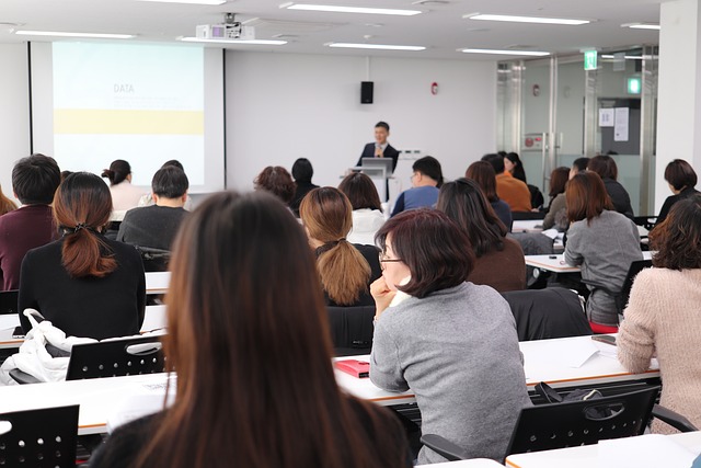 〇〇講師を迎えてセミナーを実施